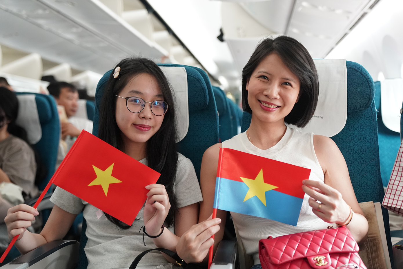 Có mặt trên chuyến bay đặc biệt VN209 hôm nay (30/4) của Vietnam Airline, chị Lê Phương Quỳnh (áo trắng) cho biết, nhân dịp kỷ niệm 50 giải phóng miền Nam, thống nhất đất nước, chị và gia đình quyết định bay từ Hà Nội vào TPHCM để du lịch. Tuy nhiên, ngay từ khi bước lên máy bay, chị đã cảm nhận được không khí rộn ràng của đại lễ đặc biệt này. Ảnh: VNA. Có mặt trên chuyến bay đặc biệt VN209 hôm nay (30/4) của Vietnam Airline, chị Lê Phương Quỳnh (áo trắng) cho biết, nhân dịp kỷ niệm 50 giải phóng miền Nam, thống nhất đất nước, chị và gia đình quyết định bay từ Hà Nội vào TPHCM để du lịch. Tuy nhiên, ngay từ khi bước lên máy bay, chị đã cảm nhận được không khí rộn ràng của đại lễ đặc biệt này. Ảnh: VNA.