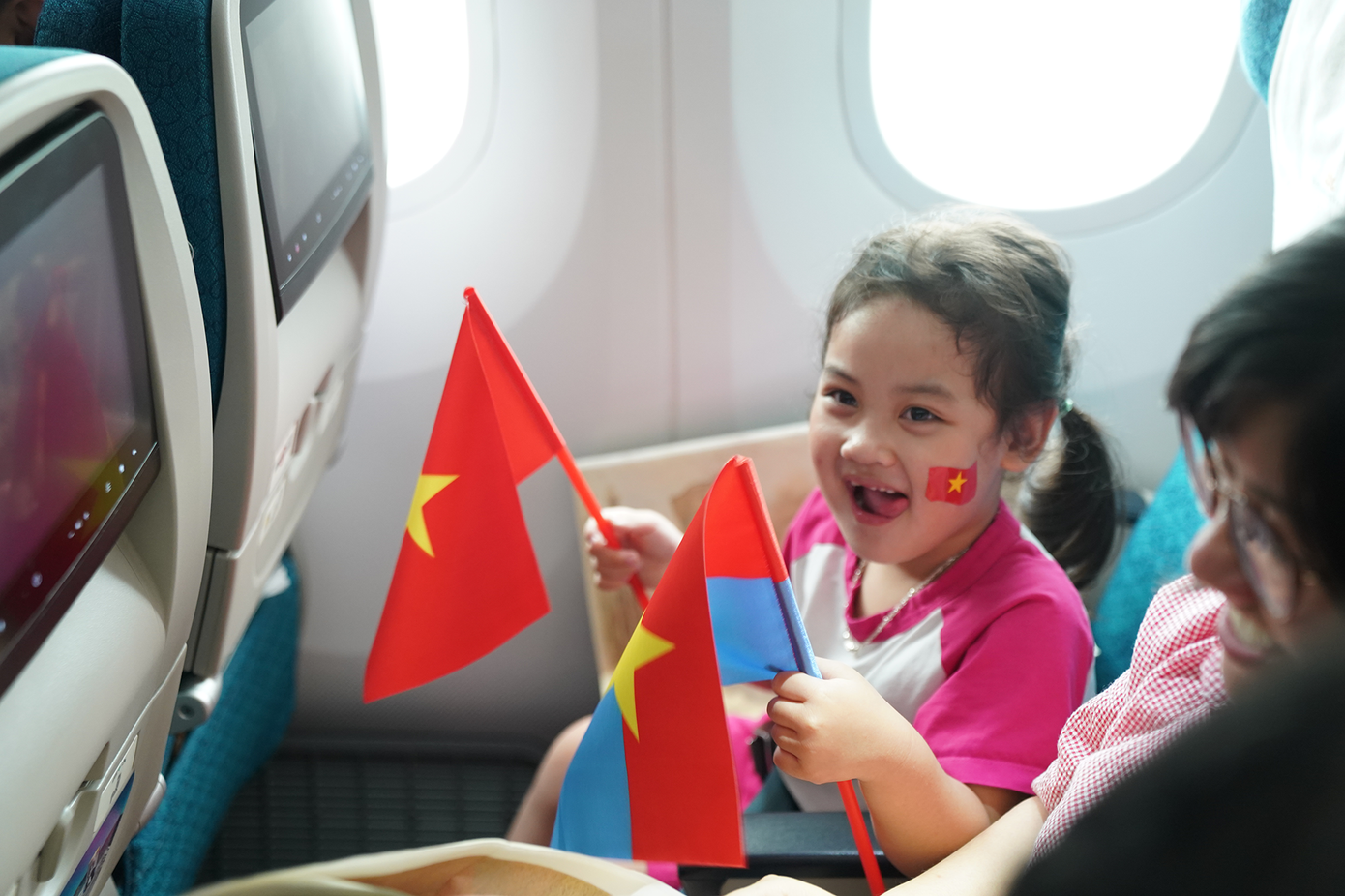 Không chỉ gia đình chị Quỳnh, nhiều hành khách trên chuyến bay cũng cảm nhận được không khí rộn ràng của ngày đại lễ. Ảnh: VNA. Không chỉ gia đình chị Quỳnh, nhiều hành khách trên chuyến bay cũng cảm nhận được không khí rộn ràng của ngày đại lễ. Ảnh: VNA.