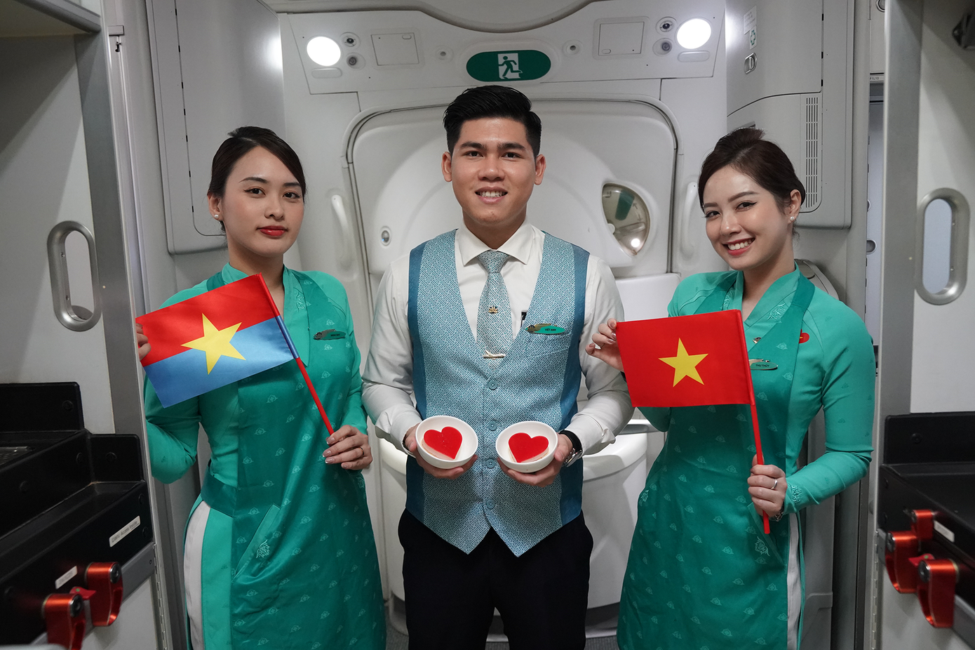 Trên chuyến bay đặc biệt VN209 ngày thống nhất đất nước, Vietnam Airlines phục vụ hành khách món bánh ngọt hình trái tim. Món bánh ngọt có ý nghĩa thay lời tri ân hành khách và thể hiện niềm tự hào dân tộc của hãng. Ảnh: VNA. Trên chuyến bay đặc biệt VN209 ngày thống nhất đất nước, Vietnam Airlines phục vụ hành khách món bánh ngọt hình trái tim. Món bánh ngọt có ý nghĩa thay lời tri ân hành khách và thể hiện niềm tự hào dân tộc của hãng. Ảnh: VNA.