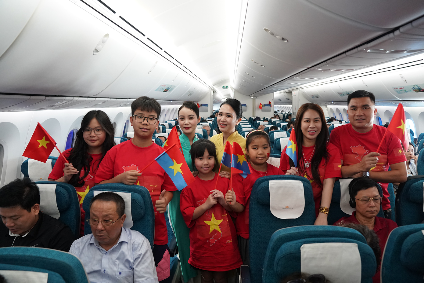 Tất cả hành khách cùng phi hành đoàn vẫy cao lá cờ đỏ sao vàng, hòa mình vào giai điệu bài hát “Như có Bác trong ngày đại thắng” trên chuyến bay. Ảnh: VNA. Tất cả hành khách cùng phi hành đoàn vẫy cao lá cờ đỏ sao vàng, hòa mình vào giai điệu bài hát “Như có Bác trong ngày đại thắng” trên chuyến bay. Ảnh: VNA.