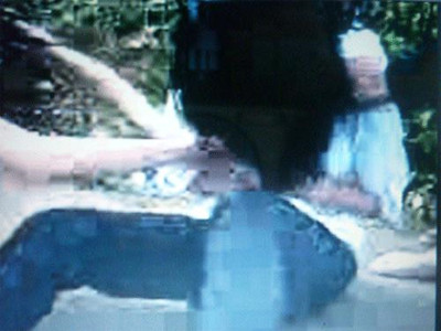 Các nữ sinh đua nhau xé áo em Hương. Ảnh chụp lại từ clip