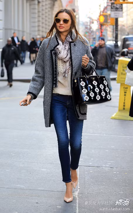 Siêu mẫu chọn quần jeans đơn giản kết hợp cùng áo khoác da bông, túi Prada và một chiếc khăn sáng màu. Cô nàng gây ấn tượng mạnh khi xuống phố với váy bút chì da rắn Balenciaga và áo sơ mi đen. Miranda nổi bật với chiếc quần da đen kết hợp cùng áo len Isabel Marant xuyệt tông với giày cao gót màu đỏ. Miranda biết chính xác làm thế nào để đôi chân dài của cô nàng được tỏa sáng trên phố. Legging da, sơmi trắng và giầy cao gót đen đã giúp cô nàng có bộ cánh hoàn hảo.