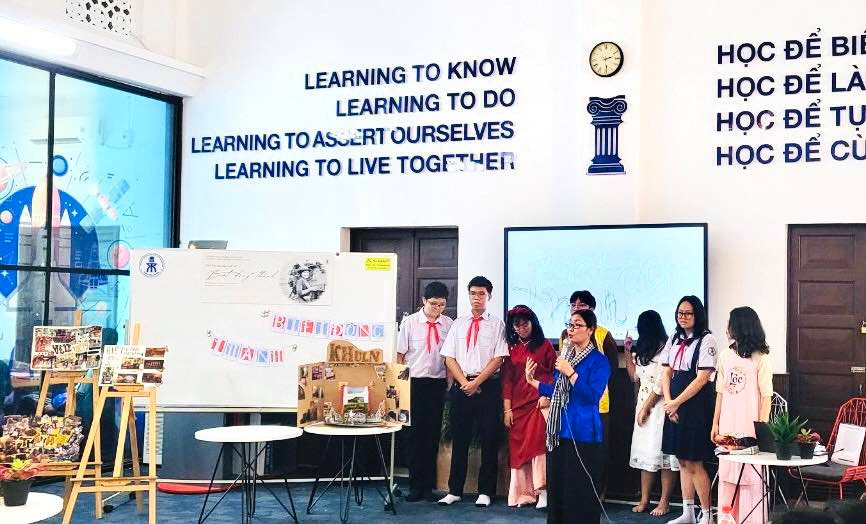 Cô trò trường THPT Chuyên Trần Đại Nghĩa trong buổi báo cáo Dự án Biệt động thành. Ảnh: NVCC Cô trò trường THPT Chuyên Trần Đại Nghĩa trong buổi báo cáo Dự án Biệt động thành. Ảnh: NVCC