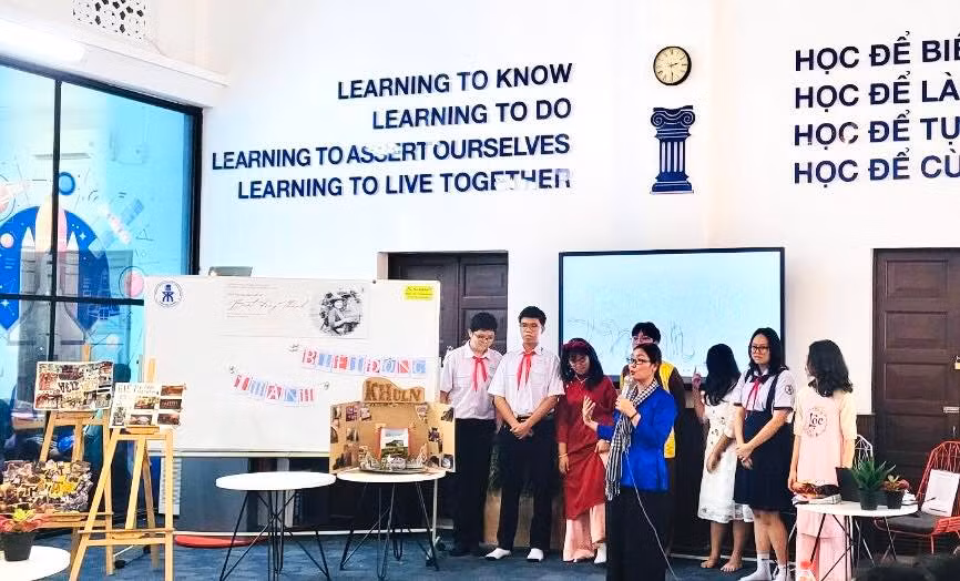 Cô trò trường THPT Chuyên Trần Đại Nghĩa trong buổi báo cáo Dự án Biệt động thành. Ảnh: NVCC