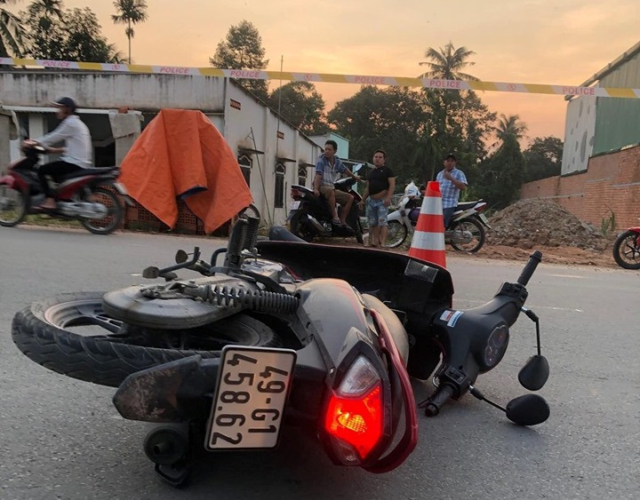 Rợn người clip xe bán tải cán qua người cháu bé ở Hải Phòng ảnh 1