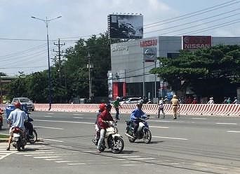 CSGT và người dân vây bắt kẻ cầm dao truy sát người đi đường ảnh 1