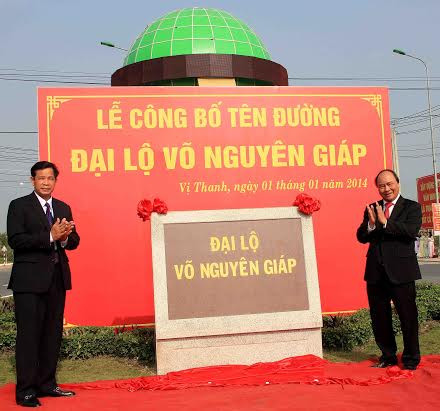 Phó thủ tưởng Nguyễn Xuân Phúc cùng Bí thư tỉnh ủy Hậu Giang Huỳnh Minh Chắc gắn tên đường Võ Nguyên Giáp . Phó thủ tưởng Nguyễn Xuân Phúc cùng Bí thư tỉnh ủy Hậu Giang Huỳnh Minh Trắc gắn tên đường Võ Nguyên Giáp