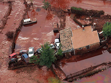 Thảm họa bùn đỏ tại Hungary Ảnh: Time