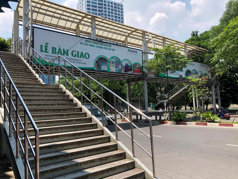 Cận cảnh cầu vượt đi bộ bị biến thành hộp quảng cáo ảnh 7