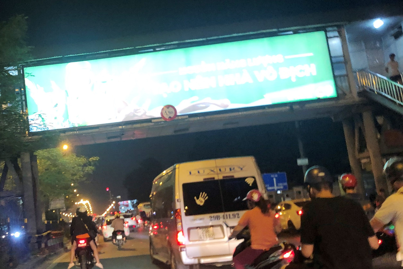 Cận cảnh cầu vượt đi bộ bị biến thành hộp quảng cáo ảnh 8