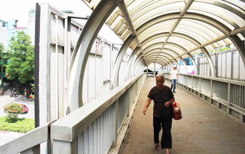 Cận cảnh cầu vượt đi bộ bị biến thành hộp quảng cáo ảnh 6