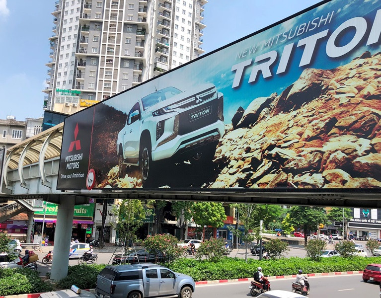 Cận cảnh cầu vượt đi bộ bị biến thành hộp quảng cáo ảnh 9