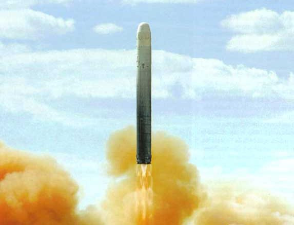 UR-100N là ICBM thế hệ thứ 4 của Nga được đưa vào sử dụng từ năm 1975 và được dự định kéo dài thời gian sử dụng đến năm 2030. ICBM này được phóng từ các giếng phóng cố định trong lòng đất. Nó có khả năng mang theo 6 đầu đạn hạt nhân với đương lượng nổ 550Kt/đầu đạn. Ảnh: Komariv.livejournal. UR-100N là ICBM thế hệ thứ 4 của Nga được đưa vào sử dụng từ năm 1975 và được dự định kéo dài thời gian sử dụng đến năm 2030. ICBM này được phóng từ các giếng phóng cố định trong lòng đất. Nó có khả năng mang theo 6 đầu đạn hạt nhân với đương lượng nổ 550Kt/đầu đạn. Ảnh: Komariv.livejournal. Bài viết: http://news.zing.vn/10-ten-lua-lien-luc-dia-dang-so-nhat-the-gioi-post381965.html#category Nguồn Zing News