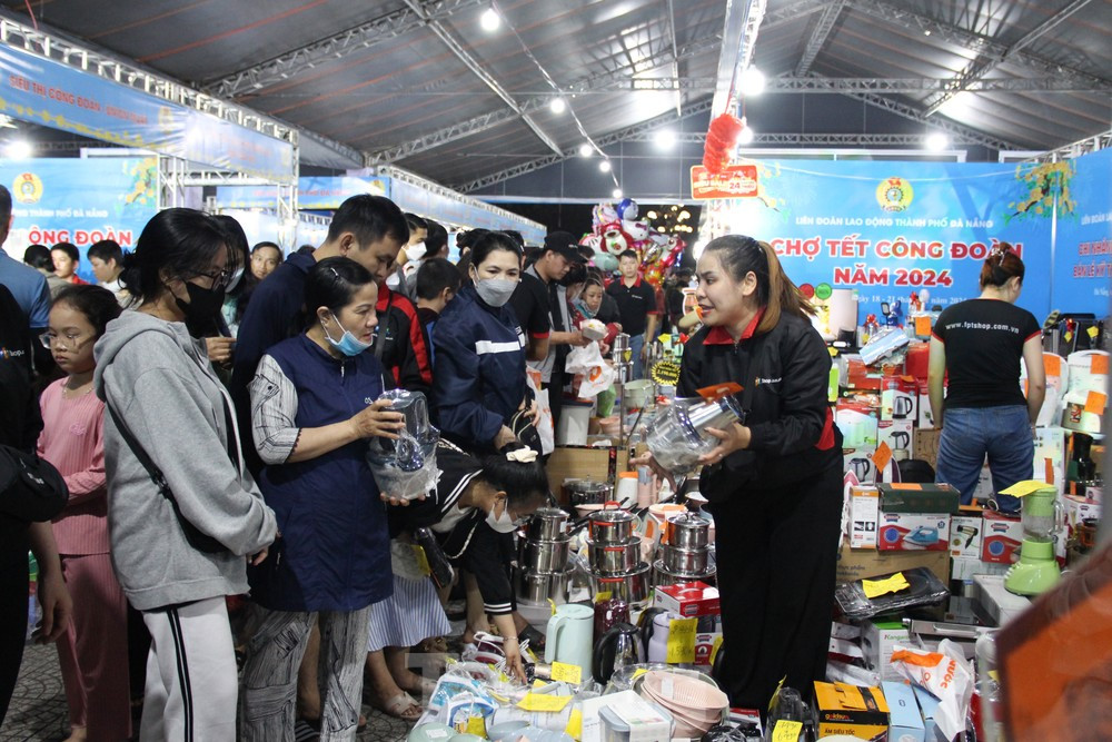 Tổ chức các gian hàng 0 đồng tại khu vực chợ Tết Công đoàn.