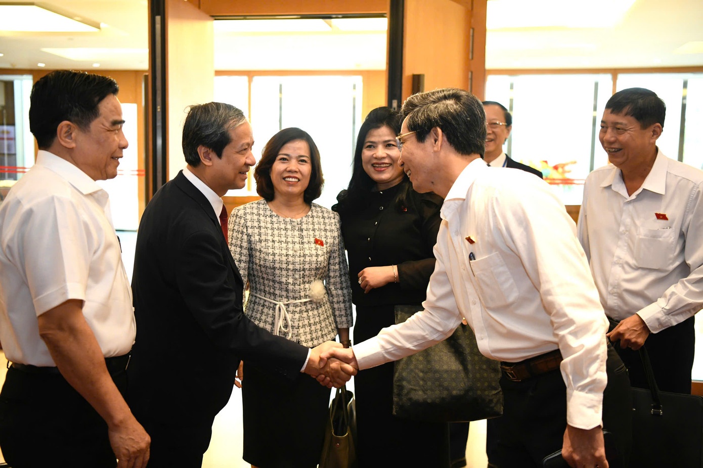 Các đại biểu chúc mừng Bộ trưởng Bộ GD&ĐT nhân ngày 20 tháng 11. Ảnh: Như Ý Các đại biểu chúc mừng Bộ trưởng Bộ GD&ĐT nhân ngày 20 tháng 11. Ảnh: Như Ý