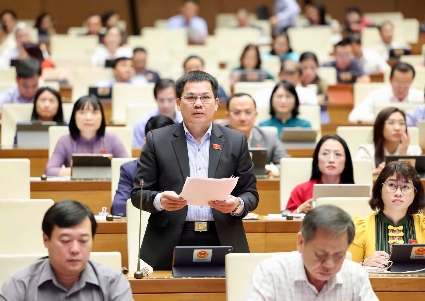 Đại biểu Dương Khắc Mai (Đoàn Đắk Nông) tán thành với việc xếp lương của nhà giáo cao nhất đi kèm với việc nâng cao chất lượng. Đại biểu Dương Khắc Mai (Đoàn Đắk Nông) tán thành với việc xếp lương của nhà giáo cao nhất đi kèm với việc nâng cao chất lượng.