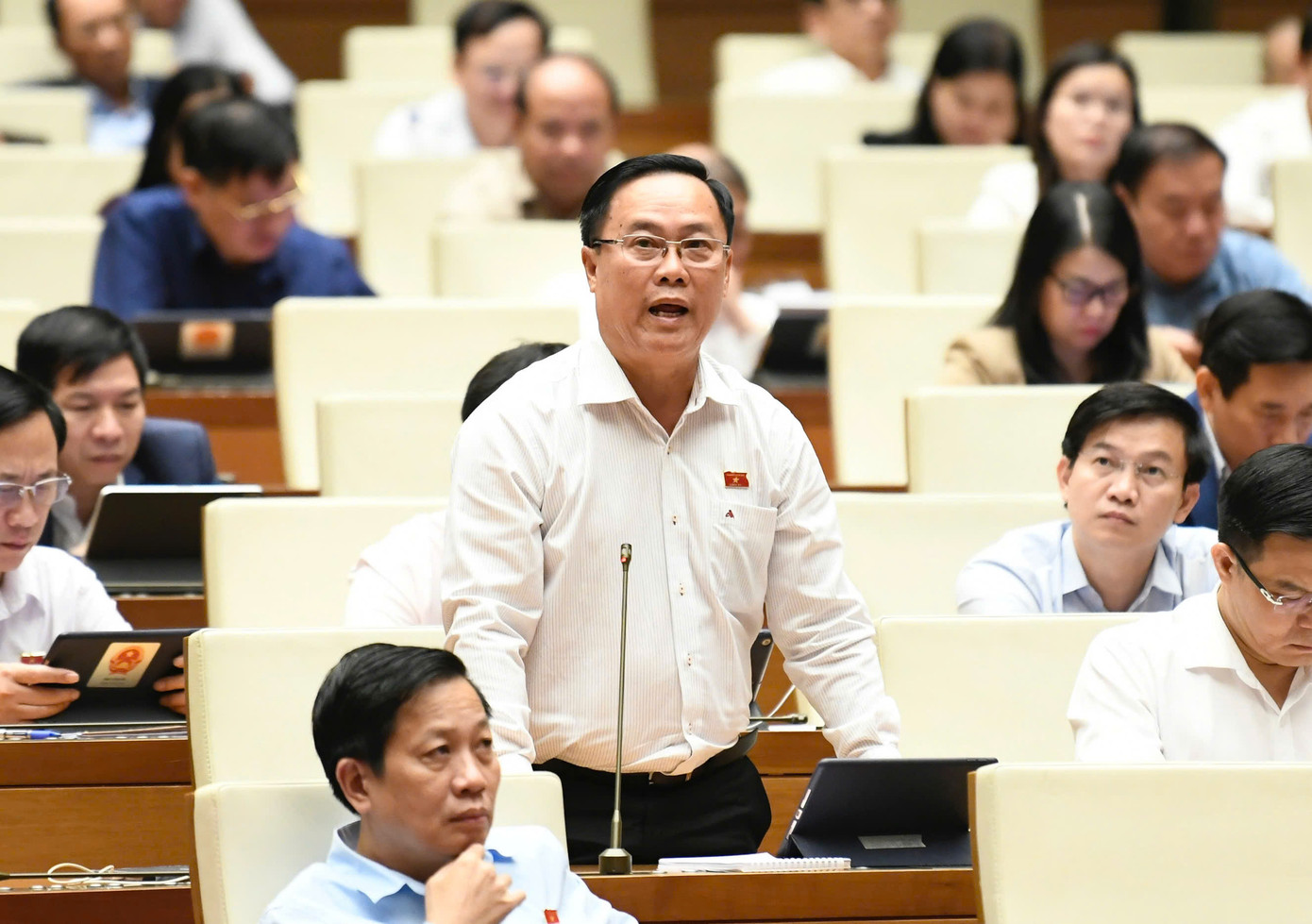 ĐBQH Nguyễn Quốc Hận (đoàn Cà Mau) đề nghị kéo dài dự án đường sắt tốc độ cao Bắc - Nam tới Cà Mau. Ảnh: Như Ý ĐBQH Nguyễn Quốc Hận (đoàn Cà Mau) đề nghị kéo dài dự án đường sắt tốc độ cao Bắc - Nam tới Cà Mau. Ảnh: Như Ý