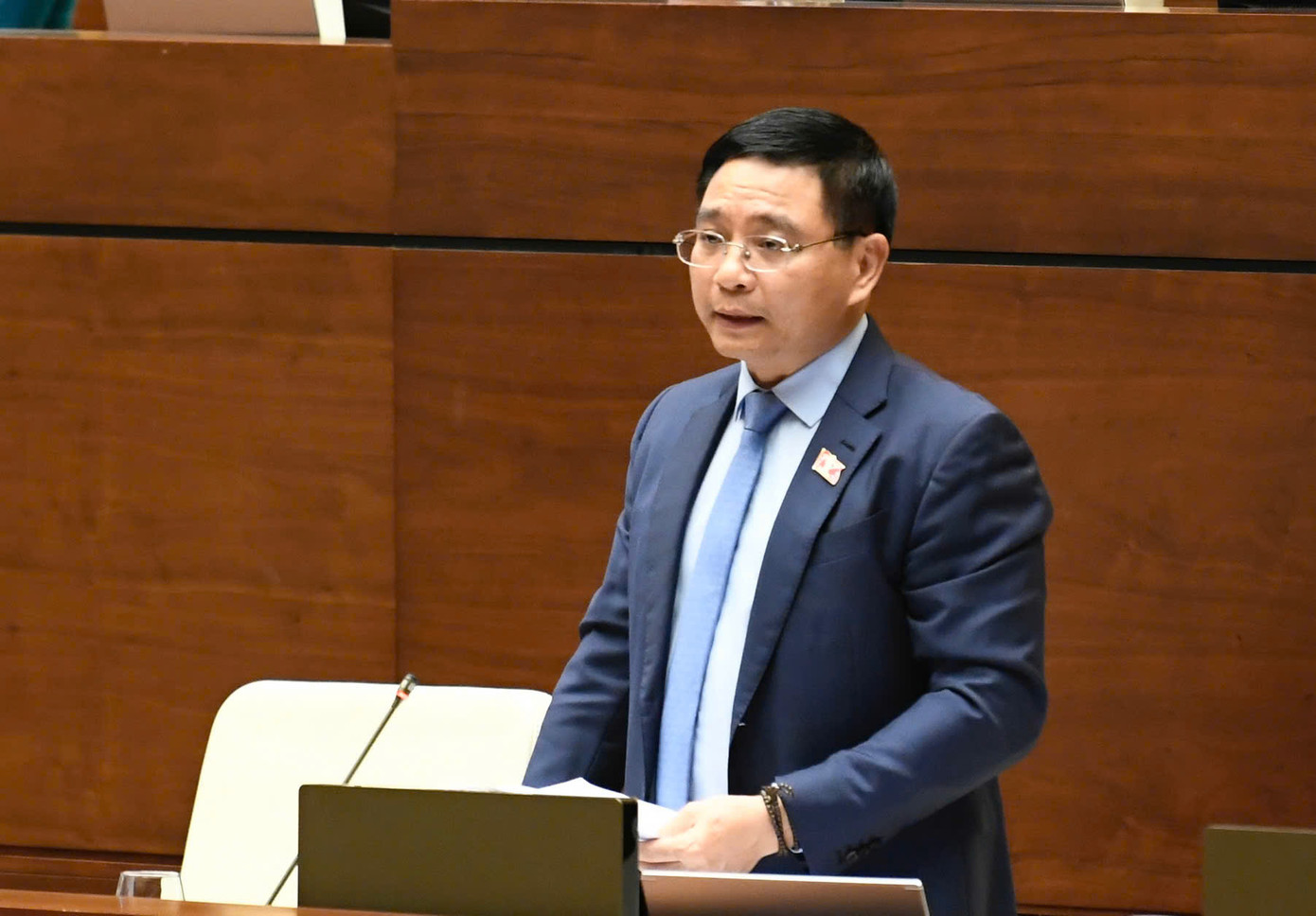 Bộ trưởng Bộ GTVT Nguyễn Văn Thắng báo cáo giải trình các vấn đề đại biểu nêu ra trong phiên thảo luận. Ảnh: Như Ý Bộ trưởng Bộ GTVT Nguyễn Văn Thắng báo cáo giải trình các vấn đề đại biểu nêu ra trong phiên thảo luận. Ảnh: Như Ý