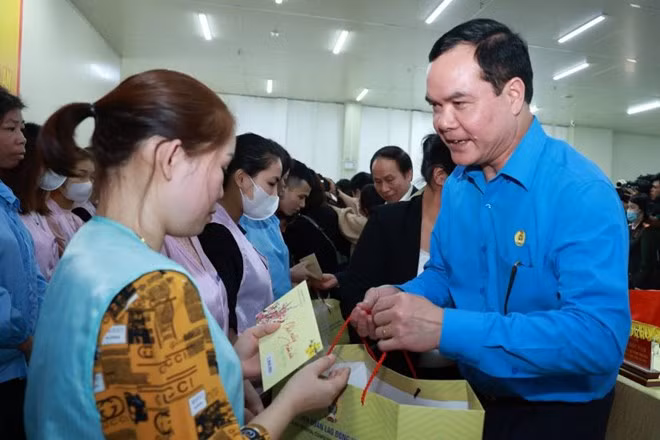 Chủ tịch Tổng LĐLĐ Việt Nam Nguyễn Đình Khang trao quà cho đoàn viên trong chương trình Tết sum vầy tại Bắc Ninh năm 2024. Ảnh: Hải Nguyễn