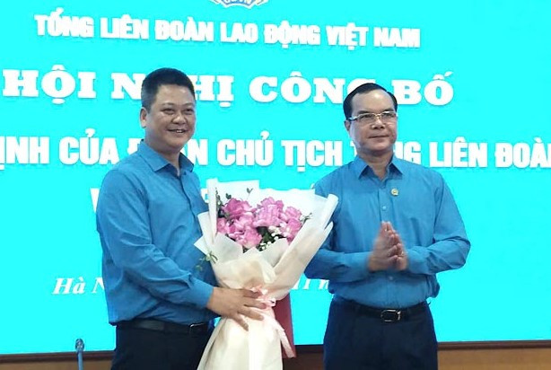 Chủ tịch Tổng LĐLĐVN Nguyễn Đình Khang (bên phải) tặng hoa, chúc mừng ông Ngô Đại Đồng.