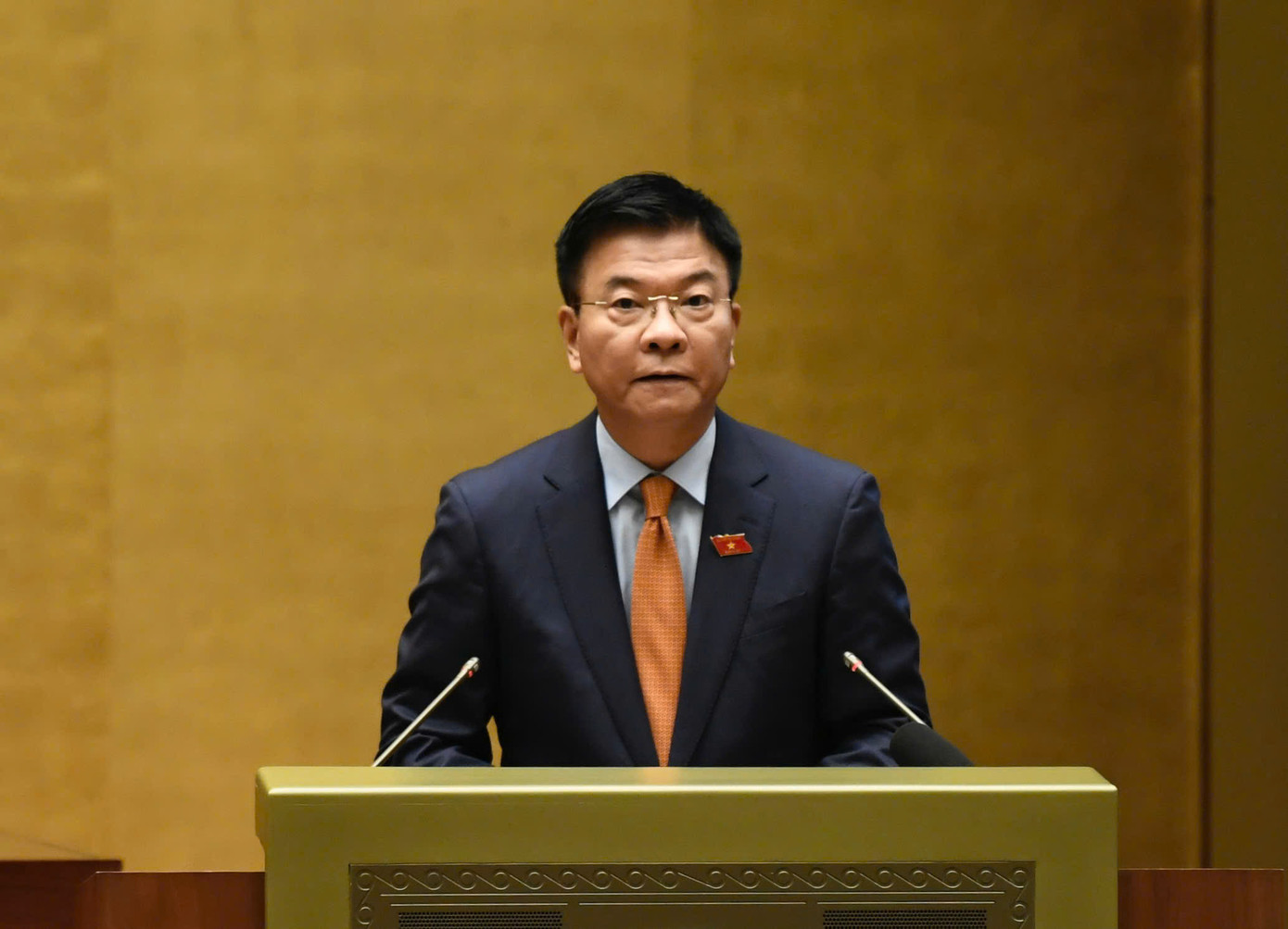 Phó Thủ tướng Lê Thành Long trình bày tờ trình dự án Luật thuế TNDN. Ảnh: Như Ý