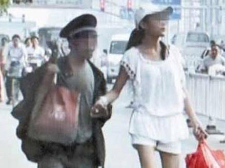 Tiểu thư nhà giàu trẻ trung, xinh đẹp tay nắm tay sánh bước cùng anh chàng vô gia cư