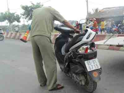 Hàng trăm người dân theo dõi vụ việc