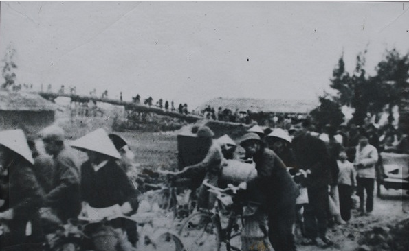 Vào những ngày đầu tháng 12/1972, Hà Nội, Hải Phòng đã đông vui trở lại. Mọi người đều hi vọng hòa bình ở trong tầm tay. B-52 khiến họ một lần nữa phải đi sơ tán