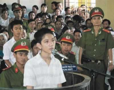 Trịnh Cao Pháp - HS Trường THCS Lăng Cô (H. Phú Lộc, TT-Huế), đã dùng dao đâm chết bạn học vào tháng 3-2007 nhận án 11 năm tù.