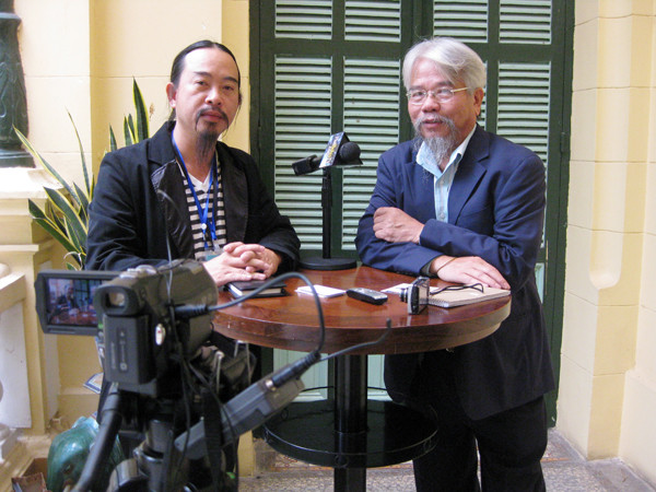 Nhà báo Nguyễn Trường (bên trái) - Tổng TKTS Việt Weekly. Ảnh: Lan Anh. Nhà báo Nguyễn Trường (bên trái) - Tổng TKTS Việt Weekly. Ảnh: Lan Anh