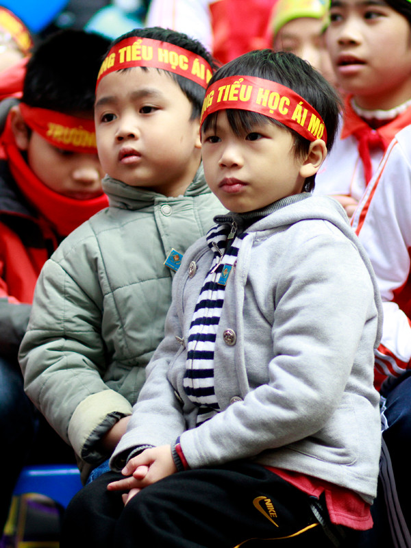 Những cổ động viên nhí trường Tiểu học Ái Mộ (Hòa Bình) chăm chú theo dõi đội của trường