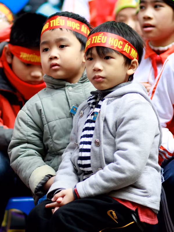 Những cổ động viên nhí trường Tiểu học Ái Mộ (Hòa Bình) chăm chú theo dõi đội của trường