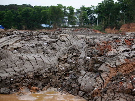 Khu vực” nhốt bùn” khi thi công để không gây ô nhiễm Vịnh Hạ Long 