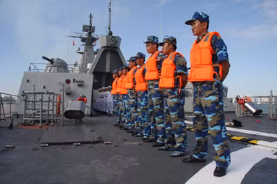 Thủy thủ đoàn Việt Nam luôn sẵn sàng thực hiện mọi nhiệm vụ khó khăn . Thủy thủ đoàn Việt Nam luôn sẵn sàng thực hiện mọi nhiệm vụ khó khăn