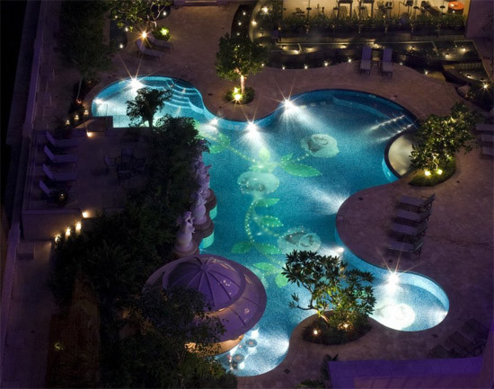 … hay đi dạo quanh bể bơi trên sân thượng của khách sạn Sofitel.