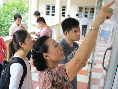 Phụ huynh, học sinh xem kết quả điểm thi Trường ĐH Sài Gòn