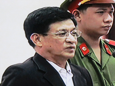 Bị cáo Lê Văn Hiền xin giảm nhẹ cho 4 cấp dưới (ảnh chụp qua màn hình). Bị cáo Lê Văn Hiền xin giảm nhẹ cho 4 cấp dưới (ảnh chụp qua màn hình)