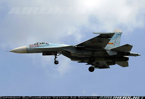 Giữa những năm 1990, Không quân Nhân dân Việt Nam bắt đầu được hiện đại hóa với những chiếc chiến đấu cơ thế hệ mới, đa năng, đa vai trò. Trong ảnh, “kẻ tấn công sườn” Su-27SK đảm nhiệm vai trò tiêm kích phòng không, tấn công mặt đất