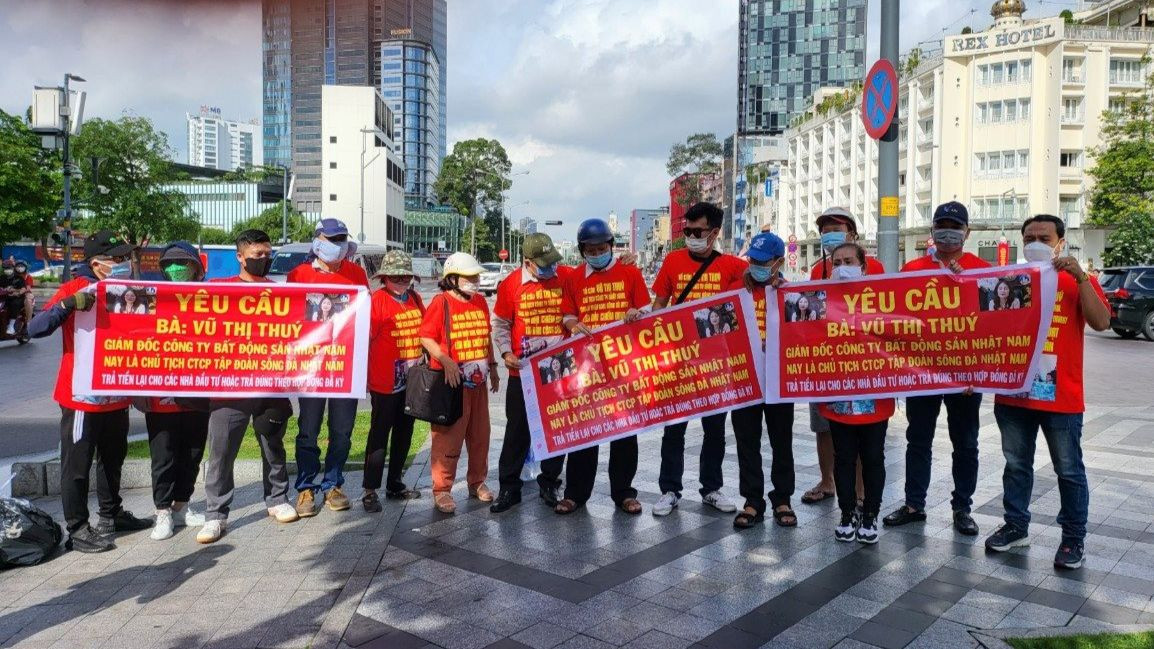 Nhiều khách hàng xuống đường băng rôn, yêu cầu bà Vũ Thị Thúy trả lại tiền cho các nhà đầu tư.