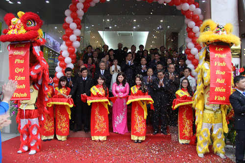 TGĐ. Lê Thị Bình cùng các đại biểu cắt băng khánh thành Tòa nhà 349 Kim Mã và khai trương nhà thuốc