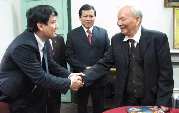 Bí thư thứ nhất TƯ Đoàn Nguyễn Đắc Vinh hỏi thăm, chúc Tết Nguyên Chủ tịch nước Lê Đức Anh