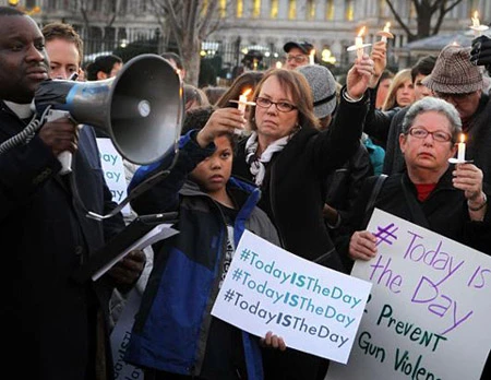 Người dân tụ tập bên ngoài Nhà trắng với nến và khẩu hiệu tưởng niệm các nạn nhân tại Sandy Hook (Ảnh: Getty Images)