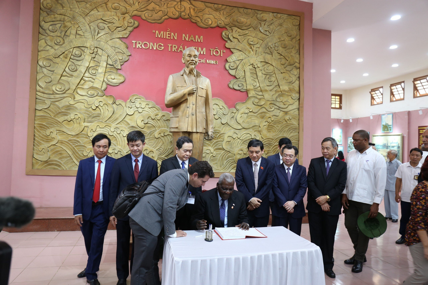 Chủ tịch Chính quyền Nhân dân Cuba Esteban Lazo Hernandez ghi sổ lưu bút tại Bảo tàng Di tích lịch sử Quốc gia Đôi bờ Hiền Lương- Bến Hải.