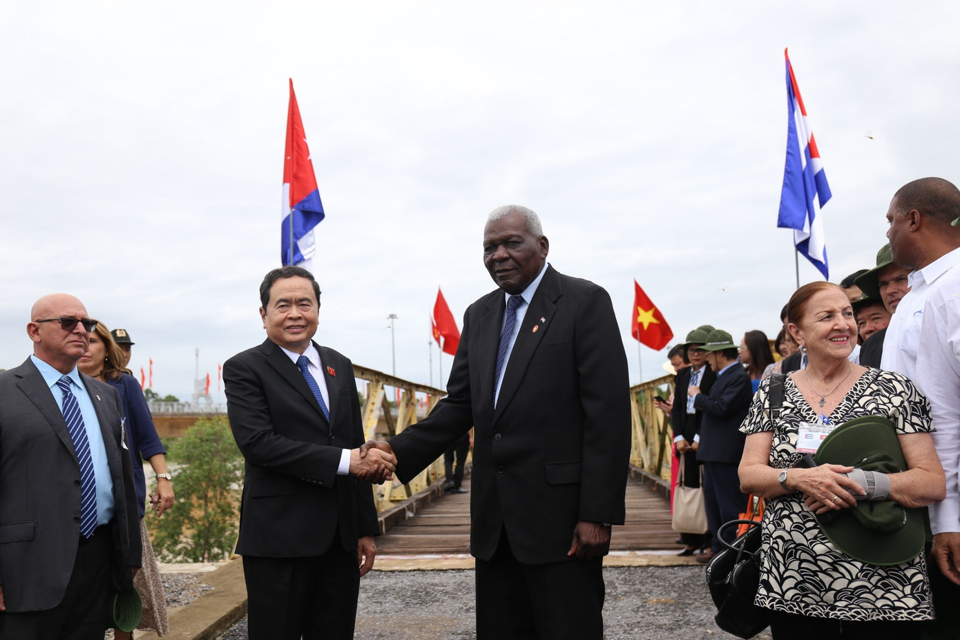 Phó Chủ tịch Thường trực Quốc hội Trần Thanh Mẫn đón tiếp Đoàn đại biểu cấp cao Cuba đến thăm Di tích lịch sử Quốc gia đặc biệt Đôi bờ Hiền Lương-Bến Hải.