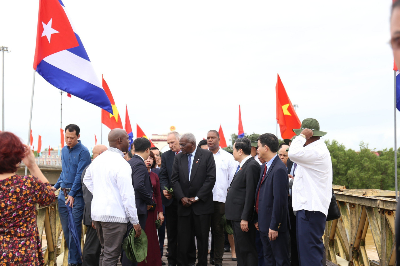 Chủ tịch Chính quyền Nhân dân Cuba Esteban Lazo Hernandez và Phó Chủ tịch Thường trực Quốc hội Việt Nam Trần Thanh Mẫn tham quan cầu Hiền Lương