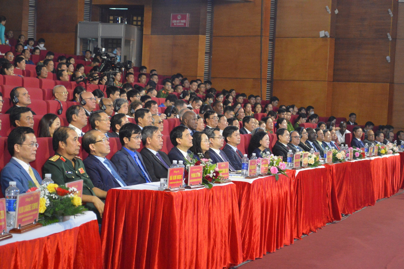 Các đại biểu tham dự lễ kỷ niệm.