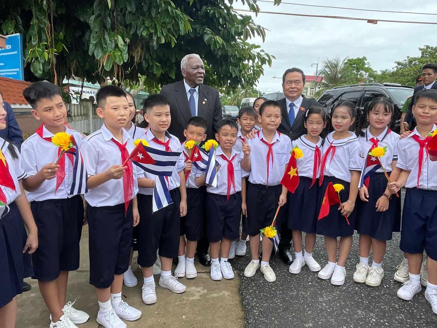 Chủ tịch Quốc hội Chính quyền Nhân dân Cuba Esteban Lazo Hernandez cùng các cháu học sinh chụp ảnh lưu niệm tại Kỳ đài Hiền Lương.