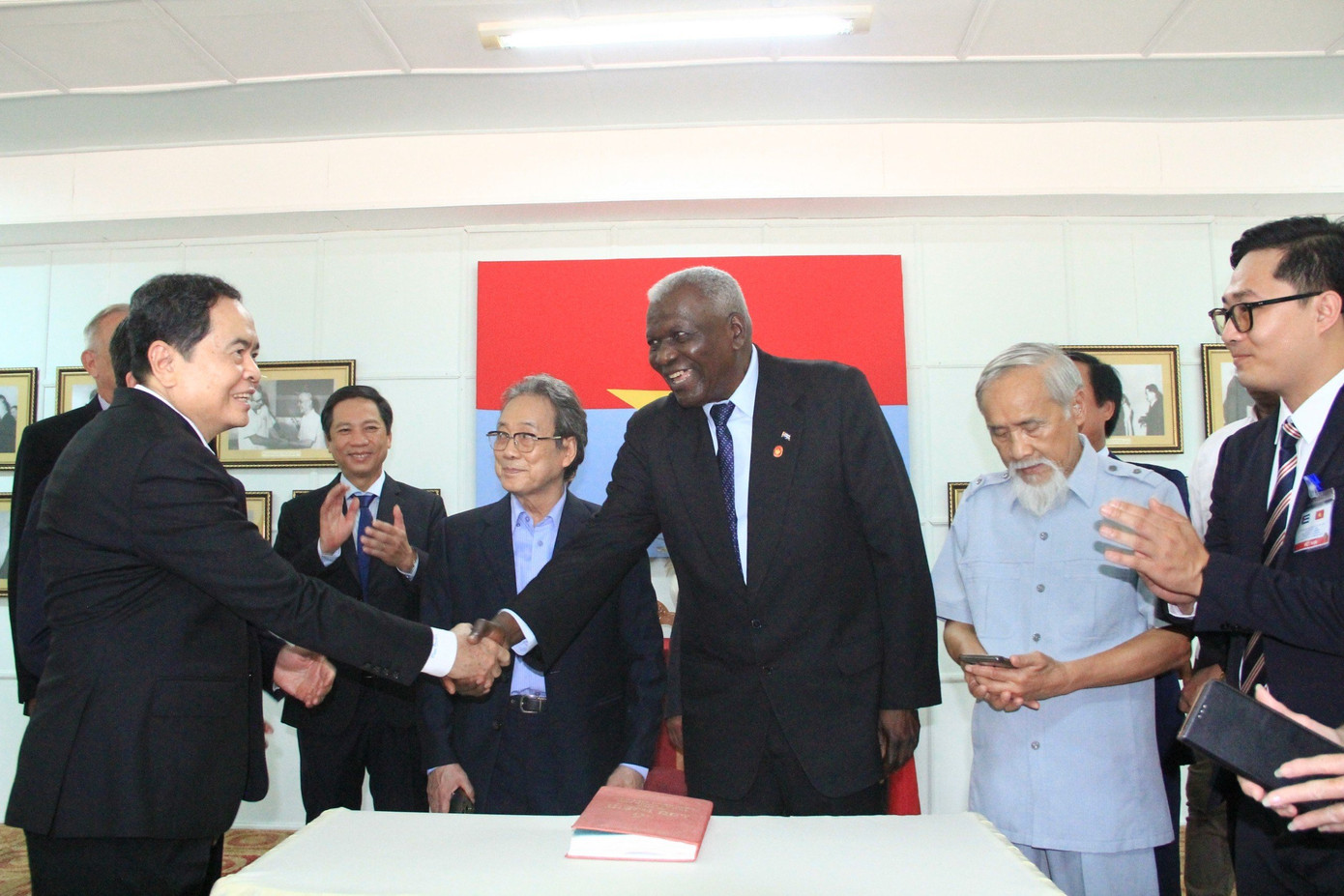 Các đại biểu thăm Di tích Trụ sở Khu Chính phủ Cách mạng lâm thời Cộng hòa miền Nam Việt Nam ở thị trấn Cam Lộ, huyện Cam Lộ tỉnh Quảng Trị.