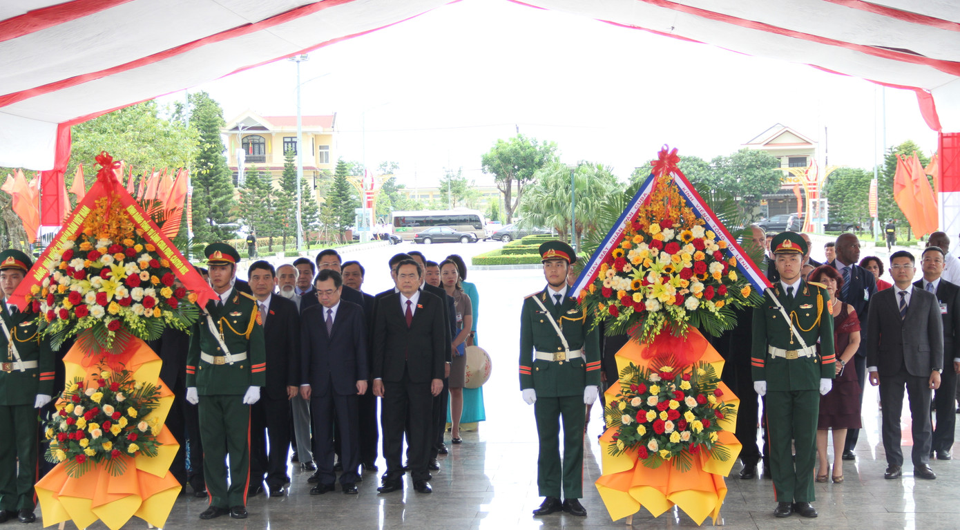 Các đại biểu thành kính dâng hoa tại Công viên Fidel. Các đại biểu thành kính dâng hoa tại Công viên Fidel.