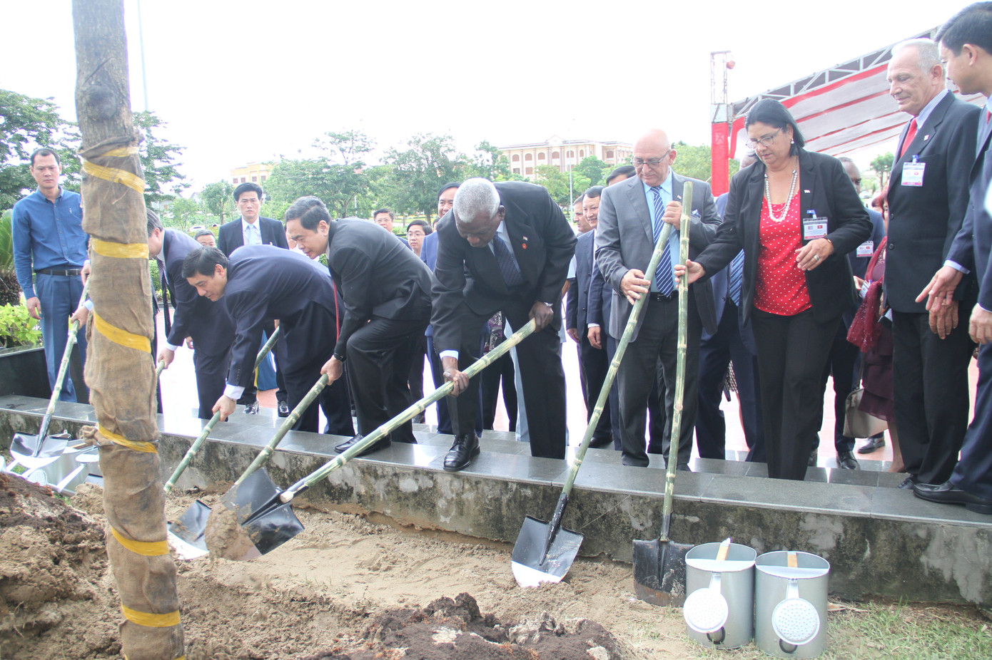 Trồng cây lưu niệm ở Công viên Fidel. Trồng cây lưu niệm ở Công viên Fidel.